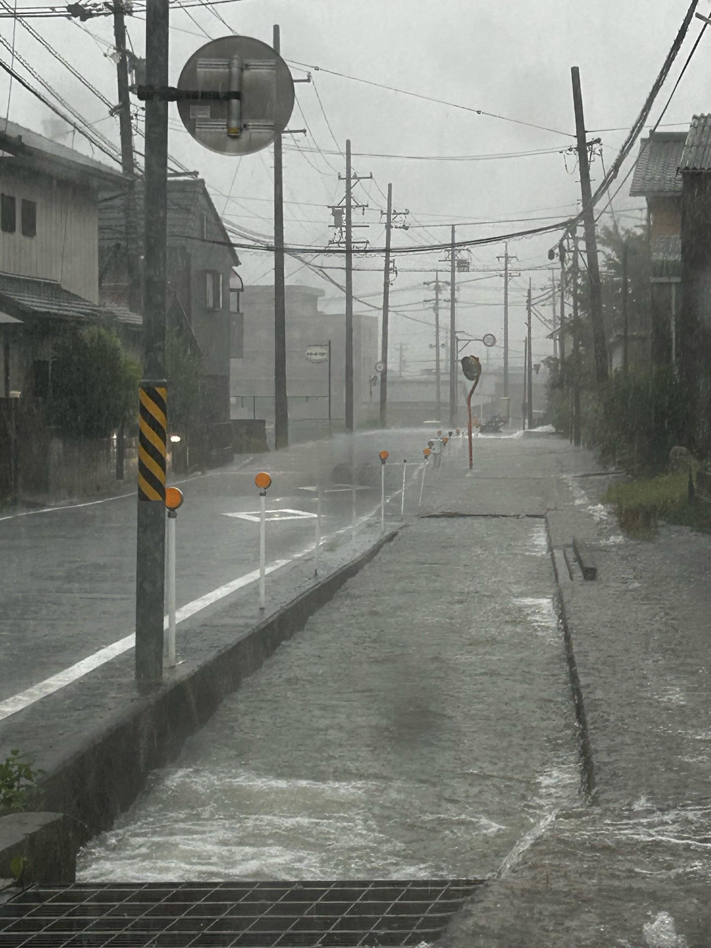 ＜いまの天気＞雨「生桑道は冠水、マンホールからは噴水。」
