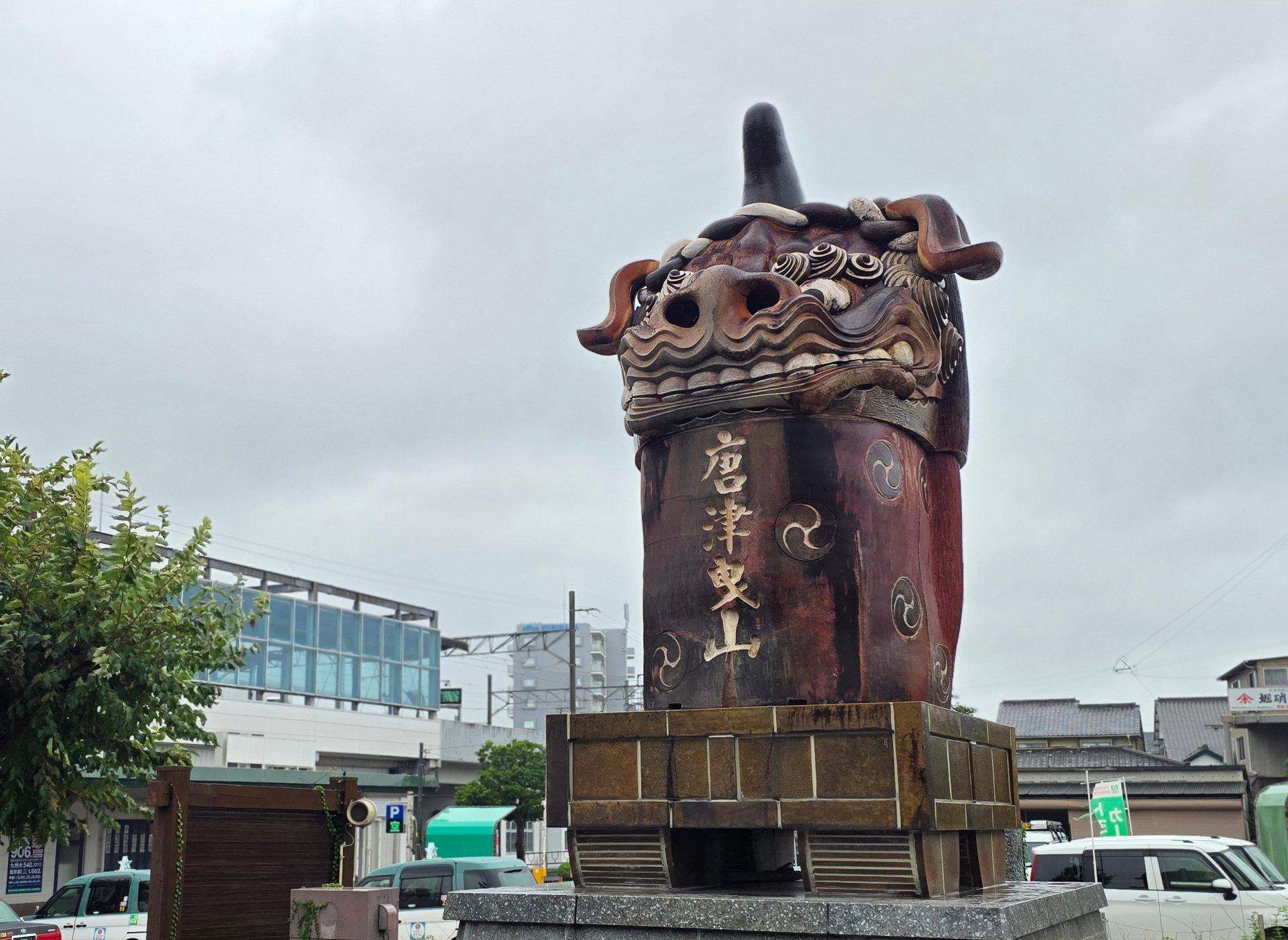 ＜いまの天気＞雨「唐津駅前は、やや強い風、雨が降ったり止んだりです。」