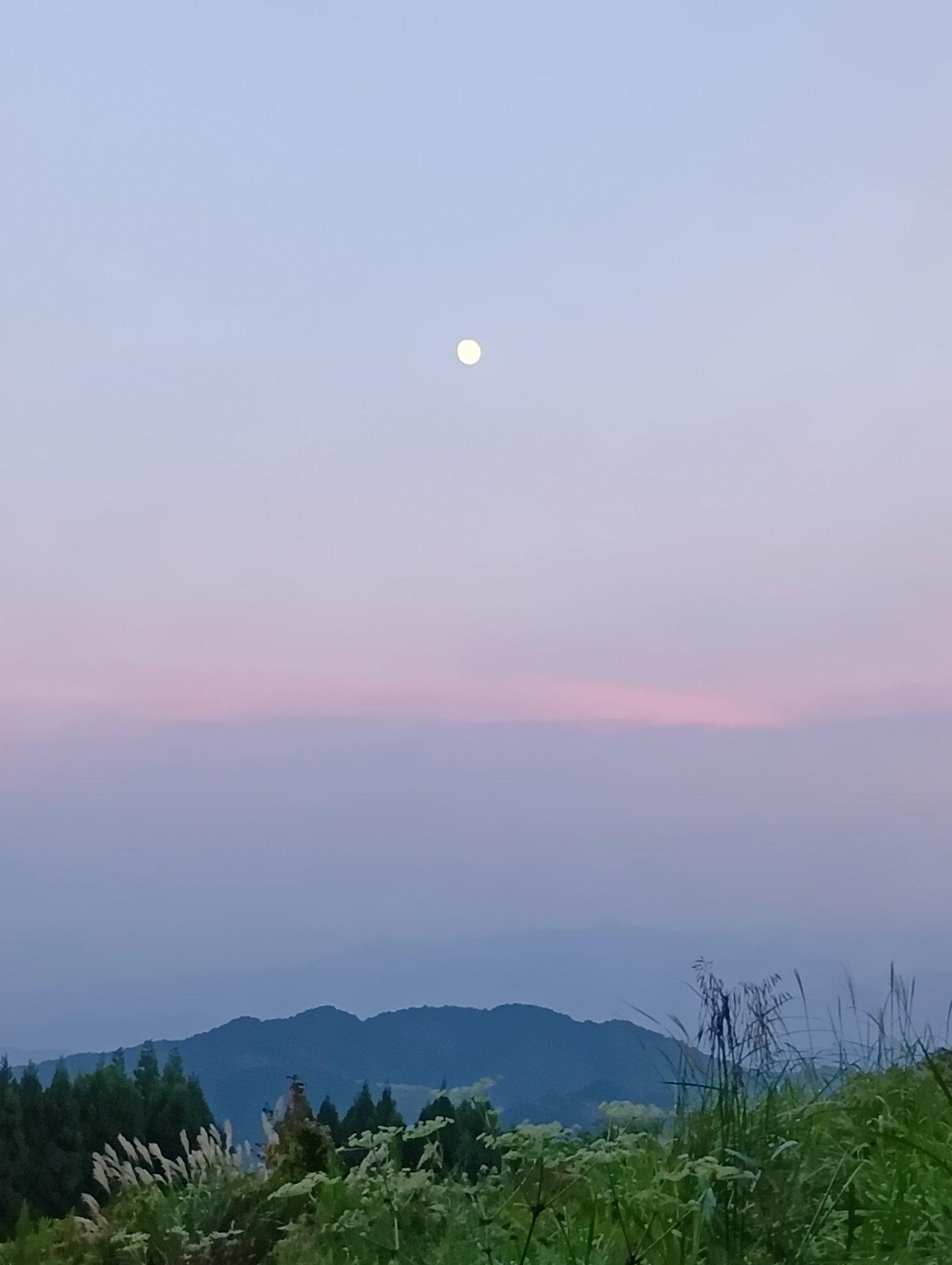 ＜いまの天気＞晴れ「17時52分の東の空 ぼんやりした空に月が見えました。」